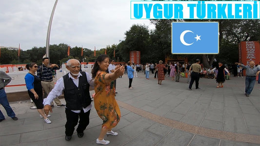 Urumçi’deki Grand Bazaar’da Uygur Türklerinin yaşamını ve kültürünü gözlemleyen gezgin.