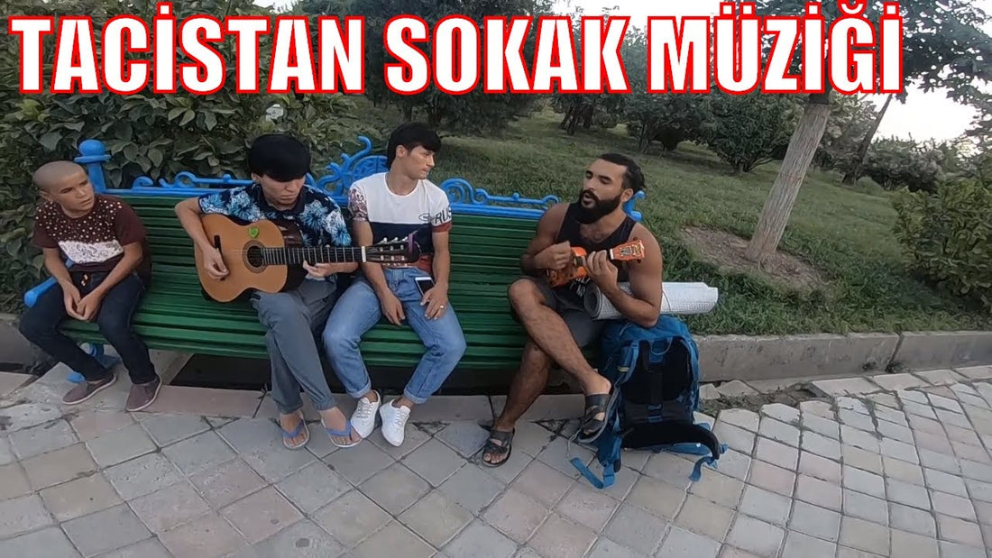 Tacikistan Dushanbe sokaklarında ukulele çalarken para kazanan gezgin.